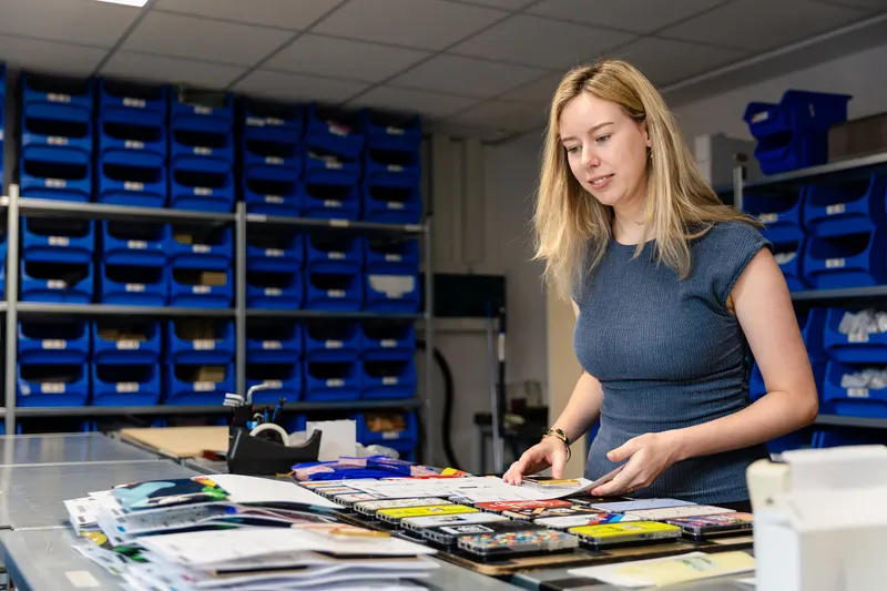 Preparing printed products for packing